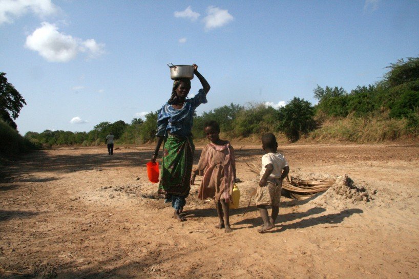 Digging the dry waterbed of the Tana River, Kenya, which was diverted. Photo: Julius Mwenu/IRIN