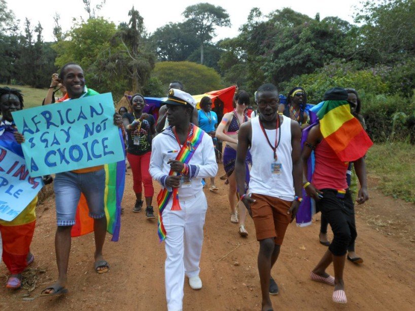 Frank Mugisha, au centre, en compagnie de militants LGBTI, lors d'une parade de la fierté homosexuelle, en 2013.